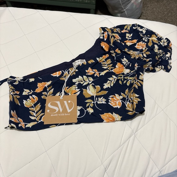 Seven Wonders Navy Floral Off-Shoulder Crop Top - Picture 2 of 3